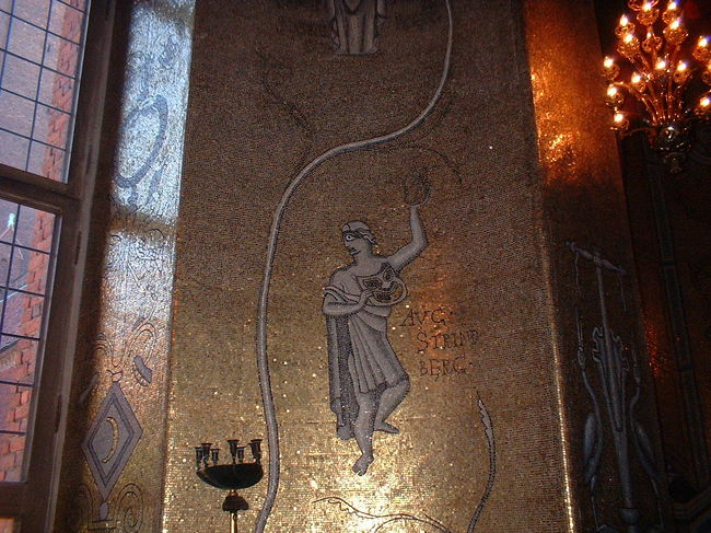 戯曲家ストリンドベリの姿も金箔の壁画の一部。市庁舎、黄金の間にて。