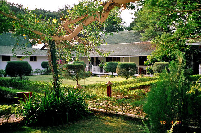 ホテルはオールドバガンエリアのバガン・ダンデ・ホテル。庭でリスが遊ぶような雰囲気のよいホテルですが、部屋に羽虫だかなんだか小さな虫がたくさん侵入してきて、ベッドの上までやってくるのには困りました。部屋を変えるか何とかしてくれとホテルに頼んだところ、部屋中を掃除してくれ、虫の侵入も我慢できる程度におさまりました。「歩き方」にもありますが、朝食はエーヤワディー川を見渡す屋外でとることができ、気持ちのよい朝が楽しめます。