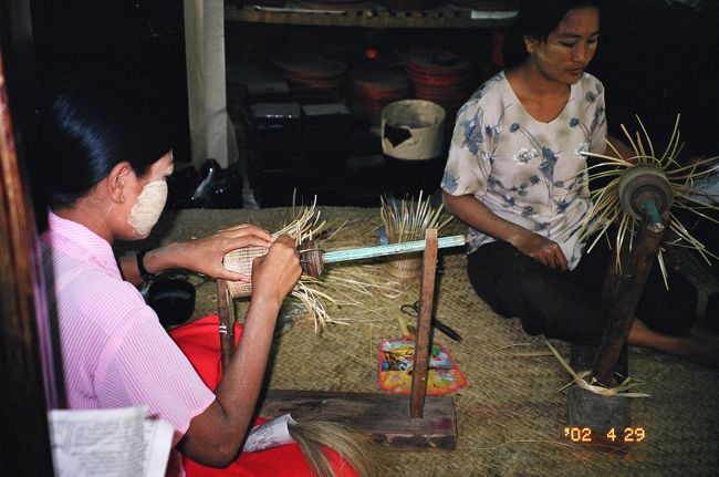 バガンの特産品、漆工芸です。型枠を作っているところですが、竹の他、写真左の女性のひざ上にもある馬の尾の毛を編み上げてつくります。このため非常に軽い器が出来上がります。この型枠に漆を何層にも塗っては乾燥させます。