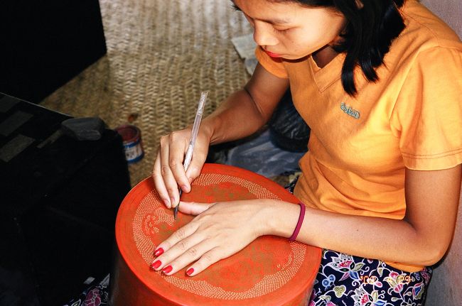 バガンの初日は英語ガイドを頼んだのですが、ごつい感じのオッサンで、キックバックがあるのでしょう、あれこれ買い物を勧めるのには閉口しました。ヤンゴンでヒスイの高い買い物をしていたので、「漆は日本にもたくさんあるし、あまり興味ない」というと不満そうでした。正直なところ英語は不得手で、パゴダの中を英語でいろいろ説明してもらっても半分も理解できないのですが、ある程度はわかったように振舞わないと話が先に進まないので、英語ガイドと1日つきあうと結構疲れます。観光も終わって夕食に「ミャンマー風のごく普通の食事がしたい」と頼んで、ある店に案内してもらいました。「いろいろあったけどそんなに悪い人ではなかったかな」とも思ったのですが、「英語があまり理解できないので大変だったでしょう。」と言うと「日本人が英語が得意でないのはわかっている。わかりやすいようにゆっくり話してあげていたのだ。云々」と恩着せがましく言うので、「ああ、そうかい。面倒かけたな。」とやはり疲れました。