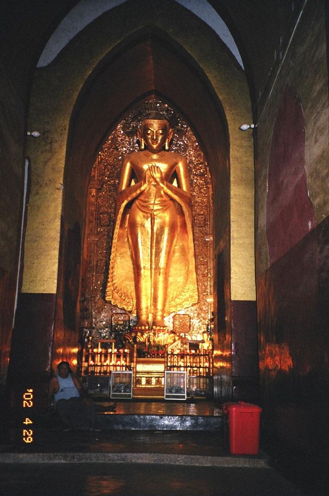 中には四体の仏像が安置されています。