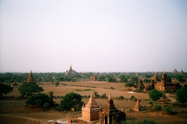 アーナンダ寺院遠景。遠くからも際立つ美しさです。