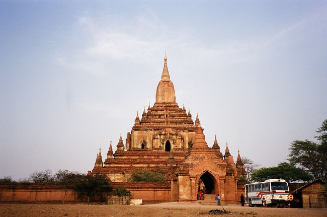 ティーローミィンロー寺院。オールドバガンからニャゥンウーに行く道路沿いにある大きなパゴダです。何回かこの脇をとおるうちに土地勘ができて、このティーローミィンローの姿が見えると「ああ、いまどのあたりにいるな」という位置が把握できる格好の目印になりました。