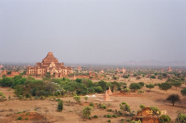 シュエサンドーパゴダから見たダマヤンヂー寺院。父王と兄王子を殺して即位した国王が、その罪滅ぼしのために建設したが、工事途中に暗殺され寺院も未完成もまま放置されたといわれています。<br />そのように言われると確かに異様な雰囲気が感じられます。<br />