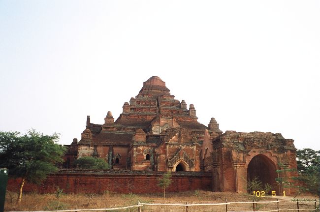 ダマヤンヂー寺院近景。「歩き方」によれば「夜になると幽霊が出ると言われ、地元のひとは決して近づかない」とのことであるが、どのパゴダにしても夜は不気味なことに変わりないかと思います。