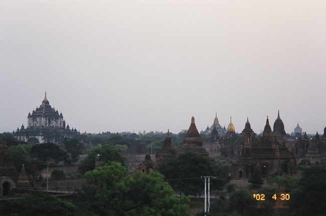 ホテルから比較的近いところにミンガラーゼディパゴダがあり、ここもテラスに登れます。シュエサンドーパゴダのように人が集まらないので、ホテルから自転車で出かけ、朝日・夕陽をここから楽しみました。写真はミンガラーゼディパゴダから眺めた夜明け頃の風景です。左の白っぽい大きなパゴダはゴドーパリィン寺院、真中右寄り奥がアーナンダ寺院、右手の奥がティーローミィンロー寺院です。