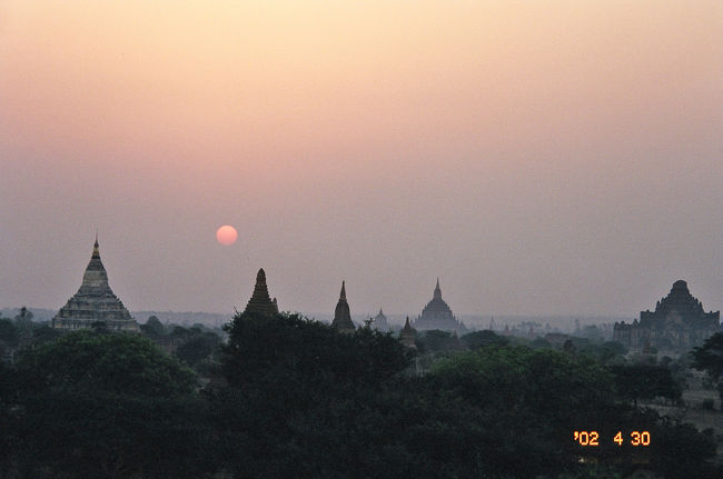 同じく朝のミンガラーゼディパゴダからの眺めです。写真左がシュエサンドーパゴダ、右がダマヤンヂー寺院です。中央奥に見えるのはスラマニ寺院ではないかと思います。