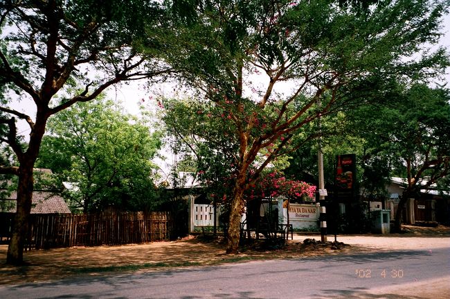 この日は自転車でオールドバガンにあるホテルからニャゥンウーへ出かけました。距離的には直線でせいぜい5〜6kmぐらいでしょうか。全く問題のない距離なのですが、問題は暑さでした。<br />写真は行きの元気な頃撮った道路わきの景色です。<br />