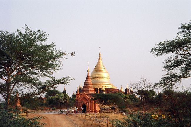昨日の暑さに懲りて、この日は馬車で内陸部にあるダマヤッズィカパゴダ方面へ向かいました。<br />「ゼーチーデ、ショッペィパー（高いね、安くしてよ）」などとこれしか知らないミャンマー語で話すと、馬車の兄ちゃんが「ミャンマーの言葉をどうして知ってる？」と喜んでくれました。<br />このダマヤッズィカパゴダからの帰り、一天にわかにかき曇り、砂嵐に襲われました。バガンは赤茶けた荒地ですから砂嵐も強烈です。馬車だったので助かりましたが、暑さ以外にもこんな危険があります。<br />