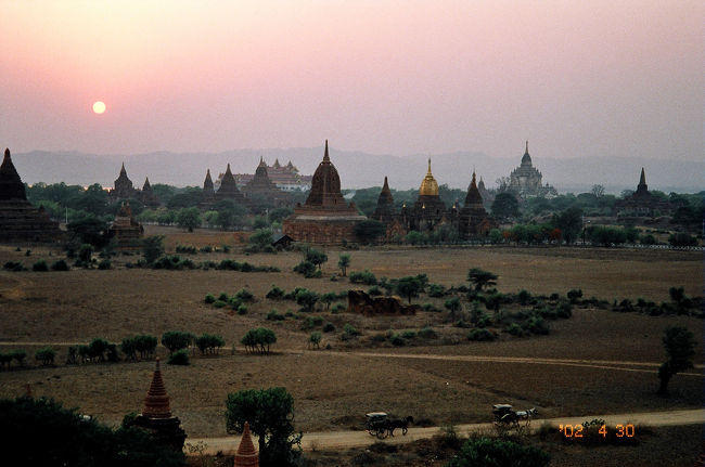 シュエサンドーパゴダからの夕陽です。<br />牧歌的な写真ですが、自転車でシュエサンドーパゴダに向かうとき、やはり自転車に乗ったちょっとコケティッシュな現地女性がついてきて話し掛けてきます。付いてきてというか行き先が同じだったのでしょう。面倒なのであまりかかわりあわなかったのですが、パゴダでも旅行者に声をかけているようでした。彼女がどのような女性か知りません。私の失礼きわまる憶測です。ちなみにミャンマーでは毎年2万人がエイズで死亡していると言われています。またセックスワーカーの三人に1人は感染しているとの報告もあります。それでも、そのようなリスクの中で生きていかなければならないという厳しい現実があります。<br />