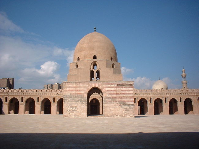 879年に建てられたカイロで一番古いモスクの一つ、イブン・トゥールーン。後世に建てられたモスクとはデザインがかなり違う。ミナレットも古代オリエントのジグラットに似ている。静かで異次元に来たかのよう。訪れる価値あり。