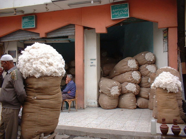 どこまでも続く市場スーク。エジプト綿は有名ですが、このように市場で卸されるとは見当がつきませんでした。