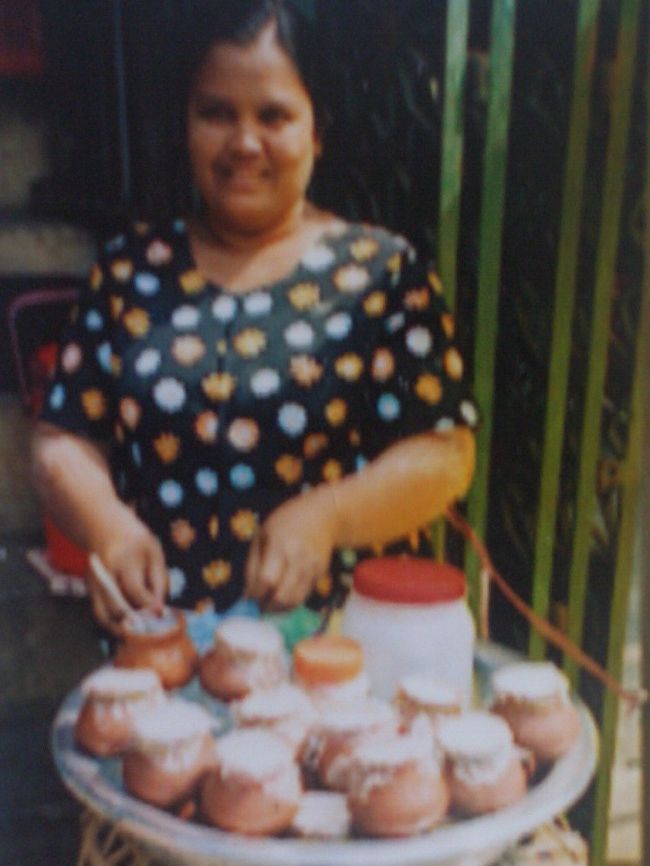 おばちゃんがなんともかわいい壷入りのヨーグルトを売っていた。味見しとけばよかった・・・。