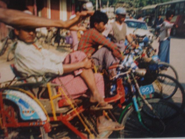 サイカーの集団、客待ち中。