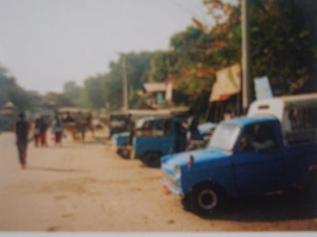 ピックアップトラックの集団も、客待ち中。このうちの一台と交渉の末、ポッパ山に連れて行ってもらう事に。