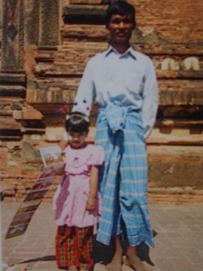 絵葉書売りの親子。