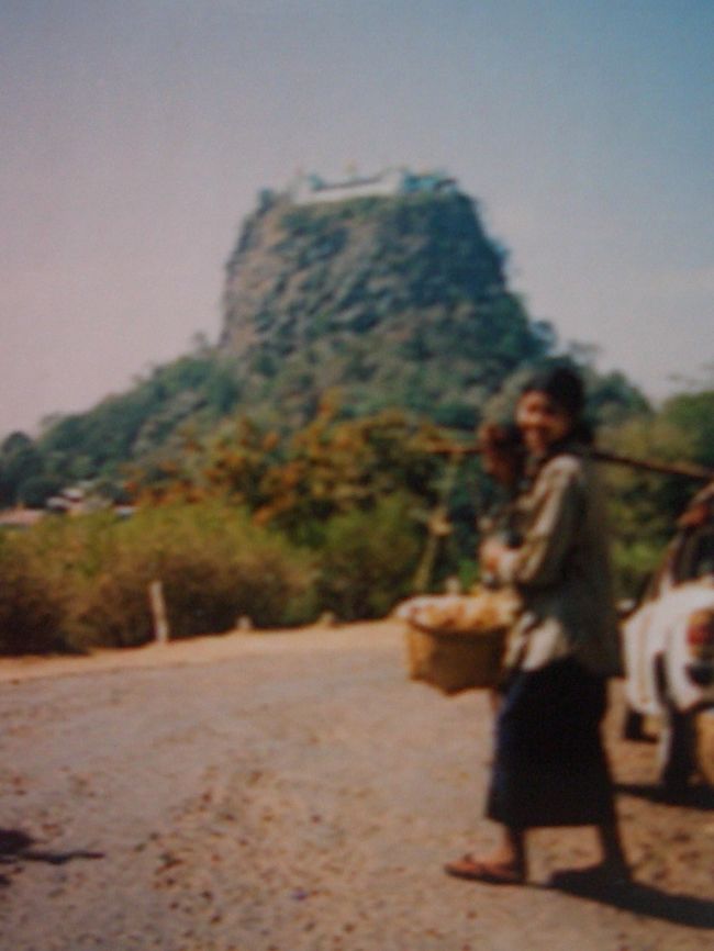 ピックアップトラックの座席に無理やり友達と二人乗り込むとかなりギューギュー詰めな上、でこぼこ道に揺られかなりきつい道のりだったけど、無事ポッパ山に到着。と思ったらここでは、きつい上り階段が待っていた・・・。