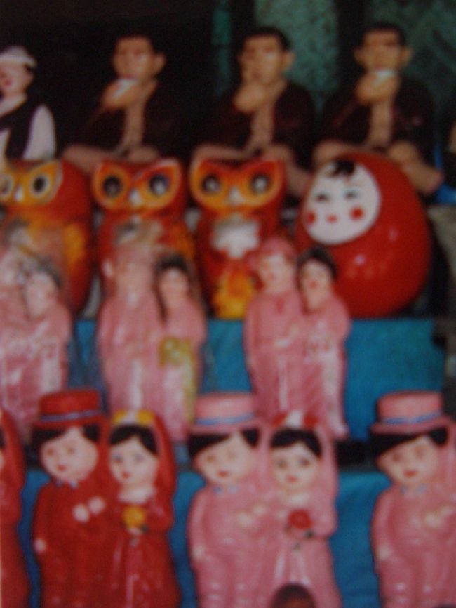 なぜかカップルの置物。うしろのいかついオヤヂも含めて、かなり欲しかったけど荷物になるので断念。