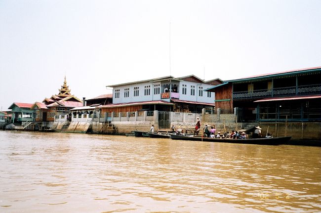 バガンから空路ヘーホーへ移動。タクシーでインレー湖観光の拠点になるニャウンシュエへ。タクシーは「歩き方」に書いてある料金よりかなり高いものでしたが、タクシー組合統一料金みたいな感じで交渉の余地がなさそうでした。ゴネていると何もないヘーホーの空港前に取り残されそうになったので言い値で。宿はゲストハウス“ジプシー・イン”。エアコンはついていませんが、部屋の窓から川を行き来する船が見えて悪くはありません。インレー湖は標高1328mですから、バガンなどに比べるとすごし易い気候です。このゲストハウスでボートをアレンジしてもらいインレー湖めぐりにでかけます。