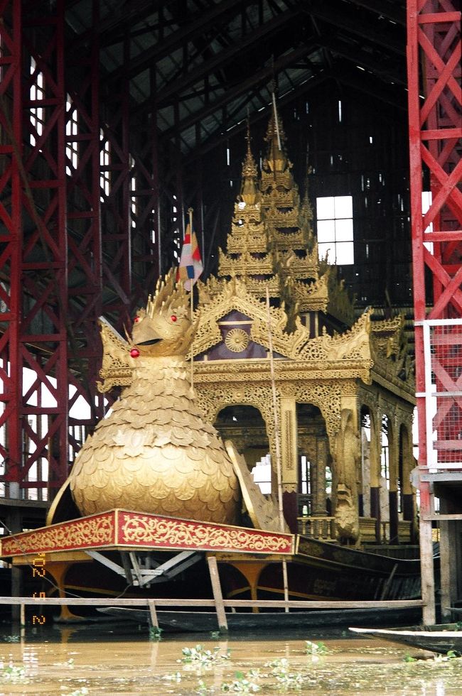 9月から10月にかけて行われるファウンドーウー祭りで使われる御神船、伝説の鳥カラウェイを模した黄金の船です。ヤンゴンのカンドーヂー湖にも観光客定番のカラウェイを模した水上レストラン“カラウェイレストラン”があり、ガイドのカインさんと民族舞踊を見ながらの食事を楽しみました。