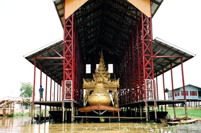 こちらのカラウェイは祭りのとき、この後でてくるファウンドーウーパゴダの仏様を乗せて湖を巡幸し船上では娘達の踊りが奉げられます。また、一列に並んだインダー族の若者が片足漕ぎする船がこれを先導します。もちろん祭りは実際は見たことありませんが、帰国後TVで特集番組をやっていました。現地での限られた時間、限られた機会、限られた情報の中で個人的に理解しうることはそう大きなものではありません。現地で漫然と眺めていたものについて、後日いろんな機会に「ああ、そういうものだったのか」としらされることがしばしばあります。実際に何らか見たことがあるという経験がその後の理解の助けになる、あるいは関心を持つきっかけになるという意味で、それはそれでいいのでしょう。