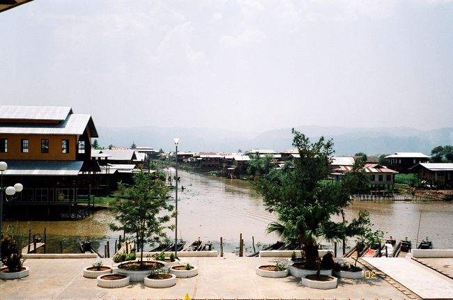 ファウンドーウーパゴダにボートが着いて、周りを眺めた景色かと思います。多分。肝心のファウンドーウーパゴダの外観の写真はありません。湖の中に浮草を積み上げその上に建てたパゴダだそうですが、一見したところとてもしっかりした地盤のように見えました。もちろんパゴダは２階建ての大きな建物です。ボートに靴を脱いでいくように言われたのですが、船着場の足元が熱くて歩けず、案内の人が「世話のやける奴だ」という顔で見ていたのを覚えています。