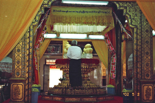 金色の団子を重ねたダルマのようなものが仏様です。金箔をみんなが貼るのでこのような団子のような状態になってしまっています。ちなみに、触ることを許されているのは男性信者のみだそうです。