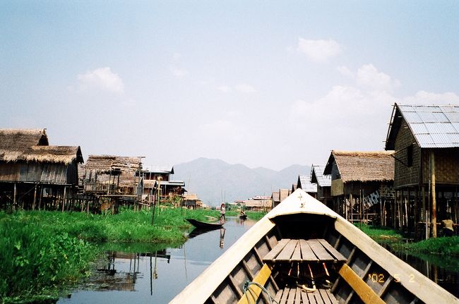 ボートは水上村に入っていきます。