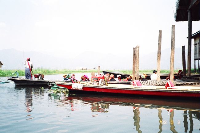 何族でしょうか、頭にカラフルな布を巻いた地元の人を大勢乗せた船が行き来していました。