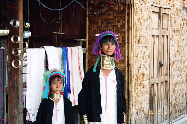 このようにお金を払って人間を見物するということは、何かうしろめたいような感じもあります。見世物小屋的な感覚です。ある人は“人間動物園”と非難します。もちろん観光客目当てに無理やり首を長くしているというのであれば論外ですが、独自の文化としての“首”が結果としてお金になるので観光客に見せるというのであれば、観光客相手のサービス業、ホテル・レストランなど、あるいは歌・踊りの民族芸能をみせる行為、更に言えば、容姿にすぐれた女性がアイドルとして活動するといった一般的なことと決定的な差があるのかよくわからないところです。見せる側にとっては“首”が“美”であり“文化”であるのに対し、見る側には“奇異”なものに映ることに、互いの経済的立場の差が絡んで話がスッキリしなくなるのでしょう。でもやはり、本来の生活圏を離れてただ自分の姿を観光客に見せるためだけに暮らすというのは、本来の生活から隔離された“いびつ”な感じは否めません。それと“首”がお金になると知ったときから、お金のために我が子の首をのばすようなことがおきてしまうのではないかとも危惧します。