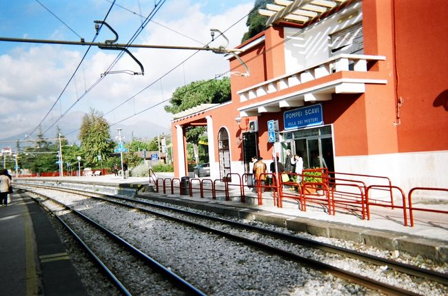 ヴェスヴィオ周遊鉄道で、約30分毎発<br /><br />ナポリのガルヴァルディ大通りの始発駅8：11発<br /><br />ポンペイのヴィッラ・ディ・ミスティッリ駅に8：40到着