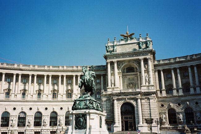 王宮です。前に建っている銅像は、オイゲン公の騎馬像です。