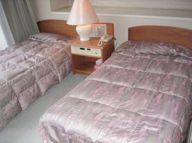 ベッドです。<br />和洋室だったので、私と奥さんはこちらのベッドを使いました。<br />父母と子供たちは和室に布団で利用しました。