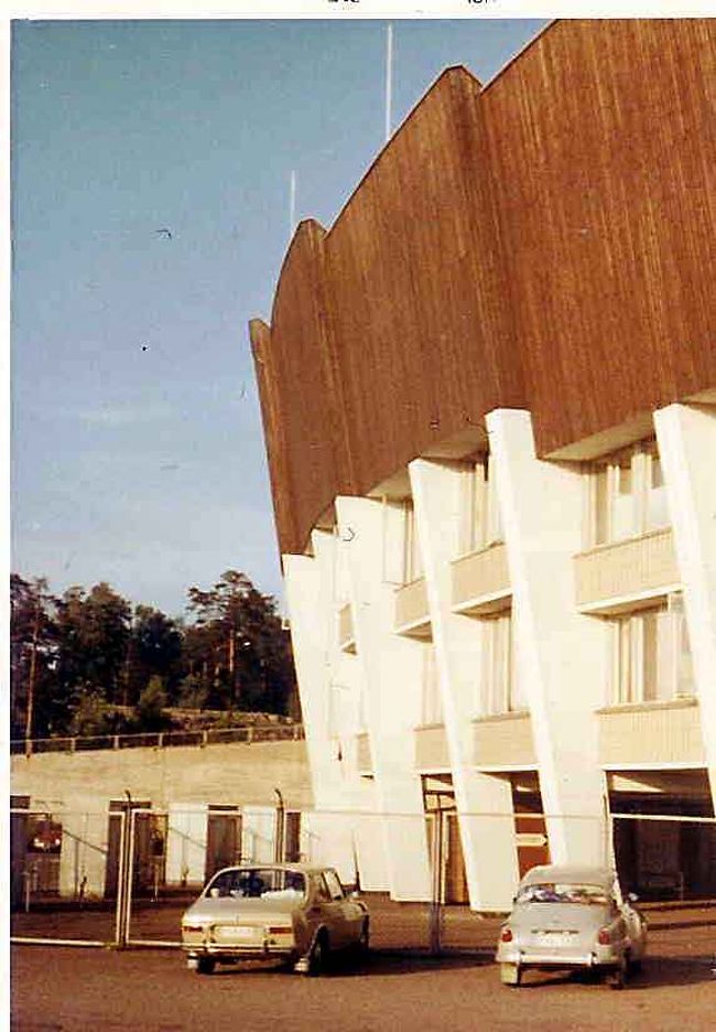 オリンピックスタジアムの中に造られたユースホステル。ヘルシンキでは１９５２年にオリンピックが開催されているが、ここはメインポールがある陸上競技場であった。