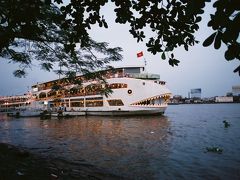 サイゴン川へ

サイゴン川沿いの船着き場からは夕方になるとディナークルーズなどの船がたくさんでています。


■Photolibrary（ベトナム・ホーチミン サイゴン川の遊覧船）
http://www.photolibrary.jp/img38/69_107955.html