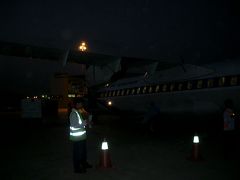 17:50　【すでに日も落ち・・・】


カンボジア・プノンペン国際空港に到着したときにはすでに外は暗くなっていました。
考えてみたらこの日、早朝からの行動で何とか同日中に目的地に到着できました。
これから入国審査です。