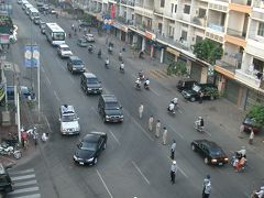 7:40　【交通規制？】


朝起きると何やら外が騒がしいのでベランダから見てみると、こんな光景にでくわせました。
道路をふさいで交通整理をしていたようですが、黒塗りの車の後にはバスがズラリと一列に。
しばらく見ていましたが、結局何があったのかは分かりませんでした＾＾；