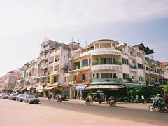 【シソワット通り】


これがトンレサップ川沿いの大通り、『シソワット通り』の街並みです。
この辺りは外国人観光客が多い地区らしく、賑わっています。
ちょっとカンボジアらしくないオープンカフェなどもありました。