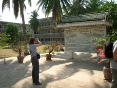 15:00　【トゥールスレン博物館】


プノンペンの負の遺産、『トゥールスレン博物館』はプノンペンの市街地の一角にありました。
ポルポト派の残虐行為が行われていた場所をそのまま博物館にして一般に開放してあります。
せっかくプノンペンに来たからと言うことで訪問してみました。