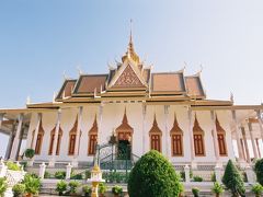 【シルバーバコダ】


入場料は王宮とシルバーバコダがセットになっているので、ここだけで払うことはありません。
シルバーバコタの本堂？の内部には宝飾がたくさんありますが、写真撮影は禁止されています。