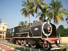 17:10　【プノンペン駅】


王宮とシルバーバコダを観光した後は、プノンペン駅にやってきました。
プノンペン駅にはＳＬが展示されていました。
駅とは言っても全然駅らしくないところでした。