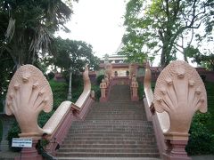 17:45　【ワット・プノン】


次に訪れたのはワット・プノンです。
ここに入るには入場料US$1かるとガイドブックには書いてあったのですが、払っているのは観光客だけのような気がします。