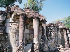 象のテラス


こちらは「象のテラス」にある彫刻です。
両サイドに３頭づつの象がいます。
テラスの下にもレリーフがあります。