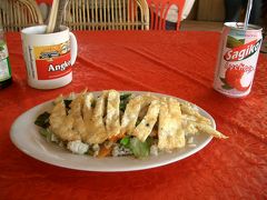 12:30　本日のランチ

アンコールワットの横側にあるレストランで今日の昼食を取ります。
レストランには連れて行ってくれますが、注文は実費です。
とりあえず「フライドライスwithビーフ」とやらを注文してみました。
これで$3とジュースで$1、プノンペンの4倍くらいの感覚です。
観光地だからしょうがないか。