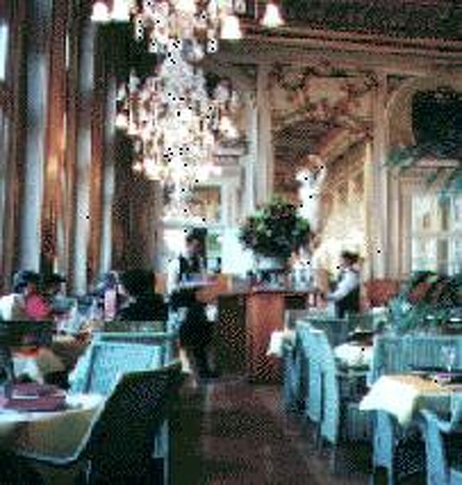 ←◇『オルセー内の豪華な♪レストラン♪』<br /><br /><br />こちらのレストランは豪華でしたが<br /><br />「食事付ツアー」の人達は、奥の（団体専用？の）ブュッフェに押し込まれてて・・<br /><br /><br />かなり可愛そうな感じがしてしまいました(^_^;