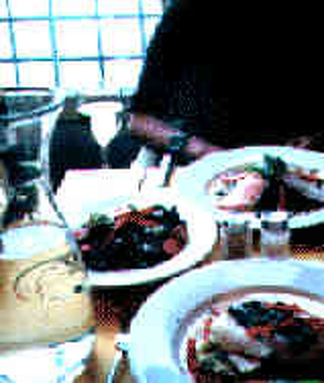 ←◇『レストランで食べたランチ♪』 <br /><br />このオルセー内の豪華なレストランで食べたランチはGOODでしたよーー！<br /><br />雰囲気も良いし、ランチに白ワインもオーダーして・・<br /><br />昼のランチMUNUなら一人120FFでしたから御奨めですよぉ〜♪<br /><br />（※120FFは当時のランチメニューの一人分の価格で、ワイン代やTAXは含まれていませんのでアシカラズ）<br />