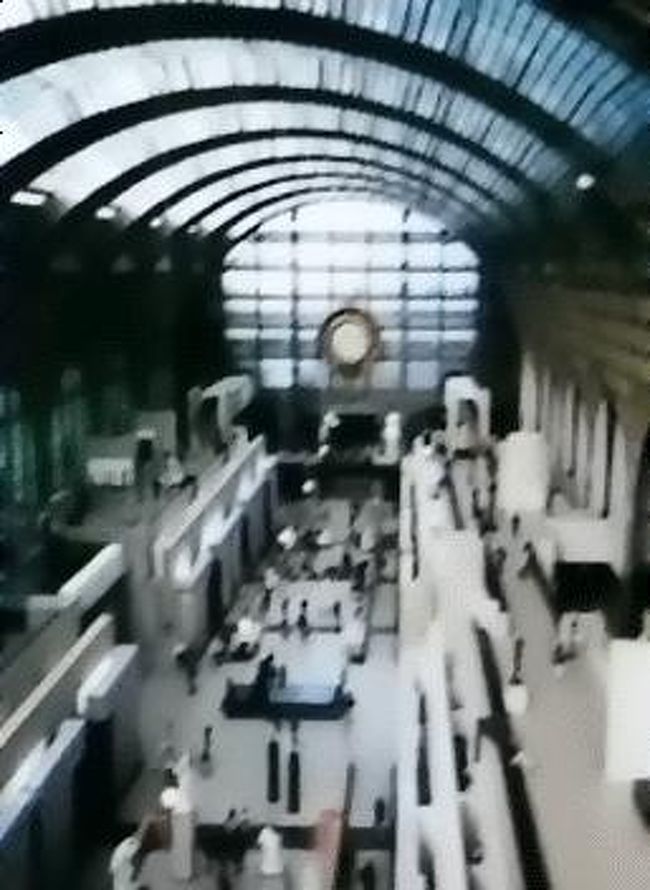 ←◇『上から見渡したオルセー美術館♪』<br /><br />ここは1900年「オルセー駅」として建設されて<br /><br />その後、駅としての使命が終りましたが改造され<br /><br /><br />1986年12月にオルセー美術館として復活しました♪<br /><br /><br />こうして上から見ると・・<br /><br />たしかに「駅だった感じ」がしますよ