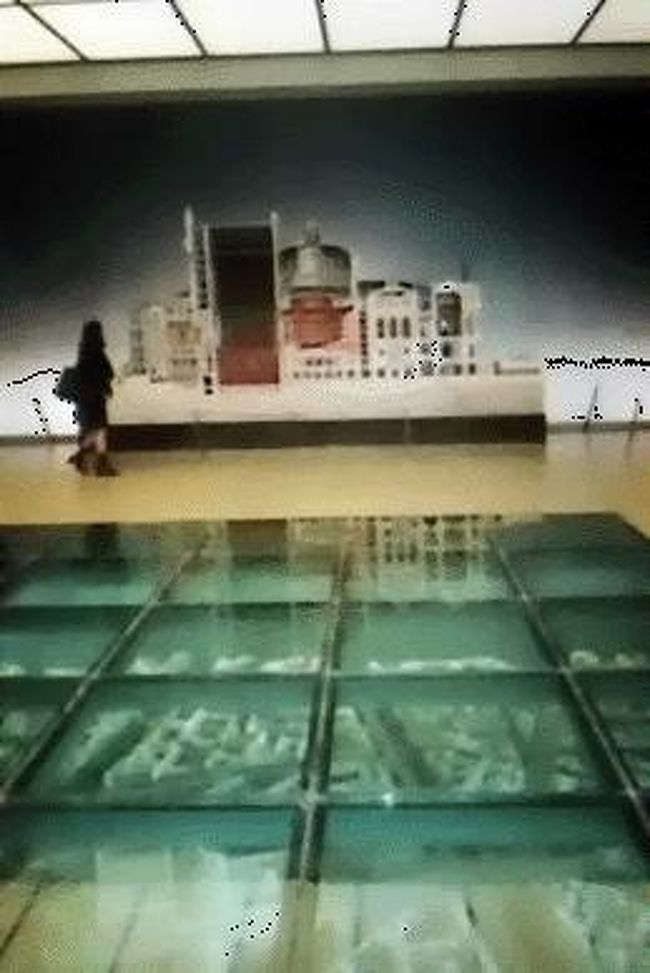 ←◇『オルセー美術館の奥のブースにて♪』<br /><br /><br />オルセー美術館の一番奥まで行くと、オペラ座の色々なタイプの模型等が展示されています(^○^)/<br /><br /><br />他にも「Parisの街のミニチュア」が埋込まれています♪<br /><br />強化ガラスになっているのでしょうが・・<br /><br /><br />そうと解っていても・・<br /><br /><br />その上を歩くのが、少し怖いようです(^_^;<br /><br />