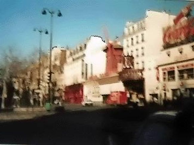 ←◇『ムーラン・ルージュの風車が可愛い♪』<br /><br />丘を降りてからピガール界隈へ♪<br /><br /><br />ここは昼間から「いかにも！」と言う感じの町並みですが<br /><br />ムーラン・ルージュだけ見て簡単にヤリ過ごしました(^_^;　