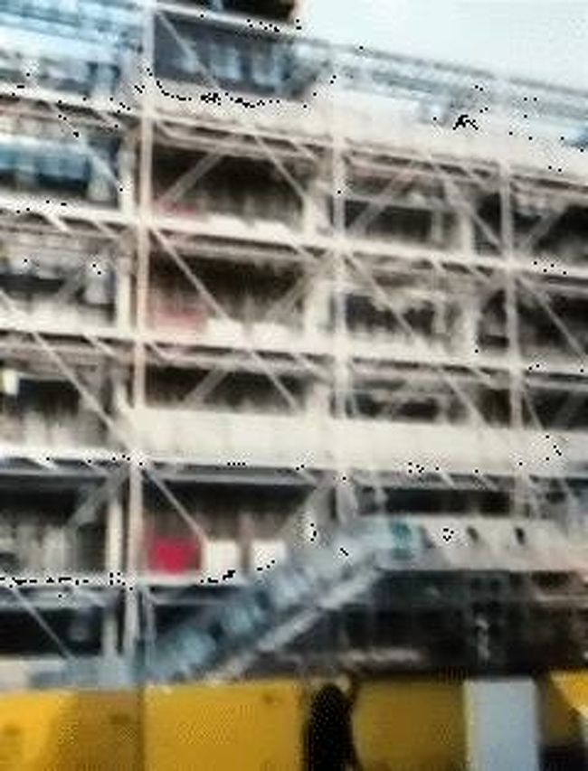 ←◇『ポンピドゥセンターにて♪』<br /><br />ポンピドゥセンターへと向かいました。<br /><br />私にとって２度のポンピドゥでしたが、いまだに改装工事中で・・いったい何年で直るんでしょうか？(^_^;<br /><br />広場の土産物屋でミレニアム記念と言う事で、2000年のカレンダーを大量に買込んでしまいました〜！<br /><br />この時ボラれたと言う噂もあって(T○T)<br /><br />実は、沢山買ったのですが、後で良く確認したら・・<br /><br /><br />２部ほど少なかったのだ〜(￣ε￣；)<br />